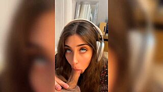 Increible como folla esta chica mientras escucha musica su co�o aprieta mi polla y tiene un orgasmo hablando en espa�ol