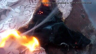 ねえ、このパンティ一緒に燃やさない？