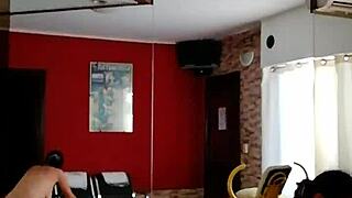 ว้าว เด็กหนุ่ม 18+ คนแปลกหน้าเย็ดเมียฉันเพื่อเงิน! 😲