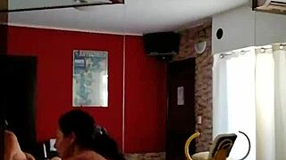 ว้าว เด็กหนุ่ม 18+ คนแปลกหน้าเย็ดเมียฉันเพื่อเงิน! 😲