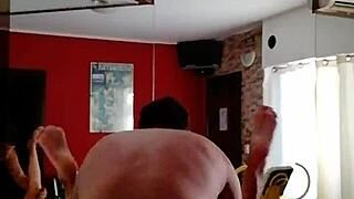 ว้าว เด็กหนุ่ม 18+ คนแปลกหน้าเย็ดเมียฉันเพื่อเงิน! 😲