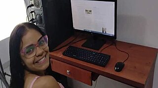 Entro al Cuarto de Mi Hermanastra Mientras Estaba Haciendo Sus Tareas del Colegio y en Vez de Hacer las Tareas Me Empieza a Seducir - Valentinahot