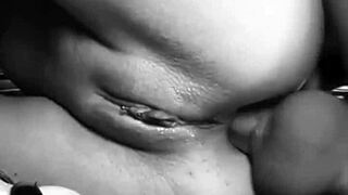 الفتاة الشابة تأخذه في المؤخرة، فقط لعشاق الشرج الحقيقيين - روزافيرميلا