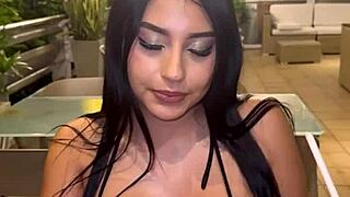 Follando en la primera cita, me lleva a casa y llena mis tetas de semen