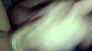 Pajeando a mi chico hasta hacerle brotar todo su semen en la cama de mi mama cuando ella no esta