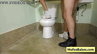 Sitna Bianca Bangs srče Billy Bostonov debeli kurac. Njena pička se liže do klimaksa.