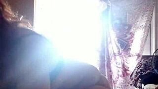 Ze smeert lotion op haar sexy huid, toont mature charme in naakte details.