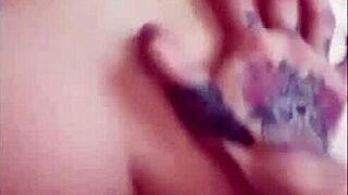 A branquinha shows off her big butt, wanting attention