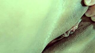 dedilhando minha boceta molhada na cama 😍