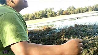 mamada en el lago en publico