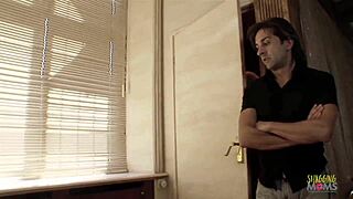 Bu hatun banyoda arkadaşıyla hızlı düzüşmeyi sever, yalar ve sürer