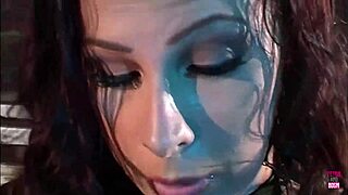 Gianna Michaels savijena za grubo jebanje u pasjem stilu!