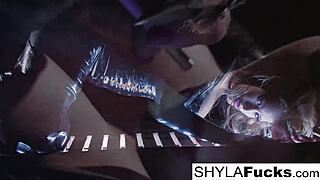 Shyla Stylez Seksi Bermain Fetish Liar