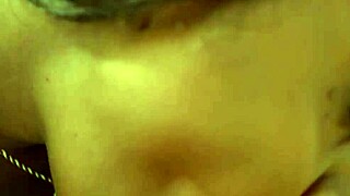 dei minha buceta de cabeca pra baixo para o cara negro interracial