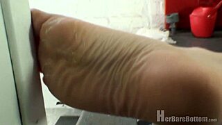 Laura spreads her juicy BBW pussy