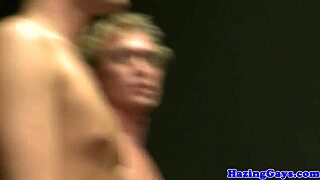 Rövknullning hazing twinks sprutar på varandra