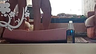 카자흐 커플이 재미로 친밀한 홈 비디오 공유