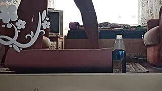 카자흐 커플이 재미로 친밀한 홈 비디오 공유