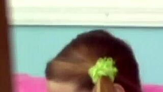 작은 18+ 청순 아마추어가 클로즈업 자지 빨기와 흔들기