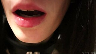 Высокая брюнетка в кожаном хомуте стонет во время миссионерского секса с любовником.