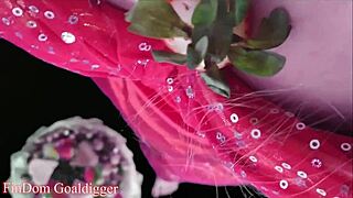 Фетиш на еду встречается с финансовым доминированием в кинки-очках.