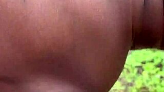 Pelacur ghetto nyepong dan ngewe kontol monster di luar ruangan.