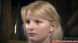 الخادمة المقيدة معلقة من سيدها المهيمن