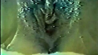 Énorme gode étire une amatrice asiatique à fond