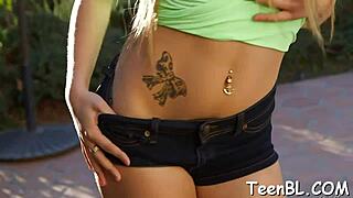 Babe makes dude's dick yield to horny sucking