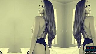 To petite 18+ brunette poser sødt for kameraet