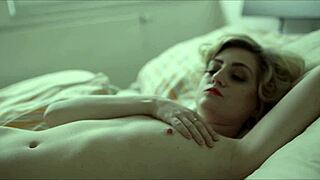 チェコのベイブがベッドでオナニー。ワイルドなセッションに一緒に参加?