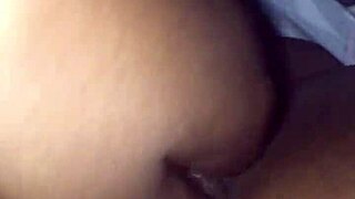 Cowok Gay Suka Main Jari Memek di Luar dan Masturbasi Liar