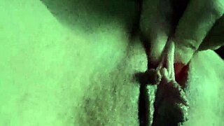 me aprieto el clitoris con la conchita sensible recien cogida