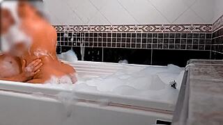 Izpolnil sem najdivjo željo z latino sosedo v vročem jacuzziju sinoči