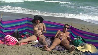 Exhibitionistin Nikki Brooks und Ginary zeigen alles am FKK-Strand