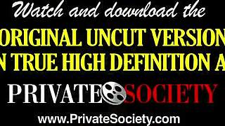 Gedeelde vrouw duikt in wilde threesome pret