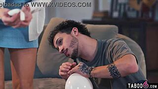 Milf Üvey Annem Pristine Edge'in Etğini Külotsuz Gösterdiğini İzledim, Üvey Oğlum ve Arkadaşı Yabani Üçlü Grup Sikişe Katıldı