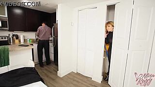 厨房偷窥金发美女纹身诱惑