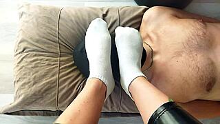 想用嘴清理Nika的脏白袜吗，奴隶仔？