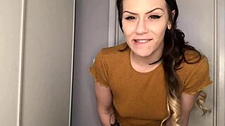 Cassie и Mindy показват големи цици в лесбийско забавление с дилдо! 😍