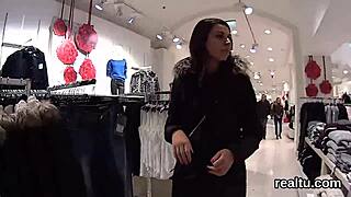 Чешская нимфоманка соблазнена в магазине и берет в POV