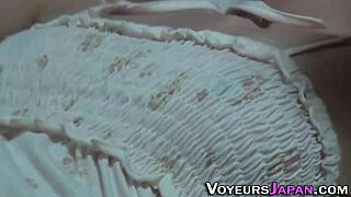 亚洲美女在隐藏摄像头偷窥场景中玩弄毛茸茸的阴部