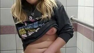 Kan du tro at Kendra leker med fitta si på et offentlig bad? Så vilt i en så risikabel situasjon!