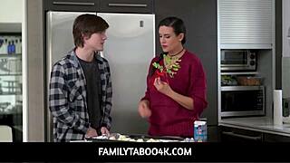 Rintava äitipuoli Penny ahmii Macyn makeaa kohtaa