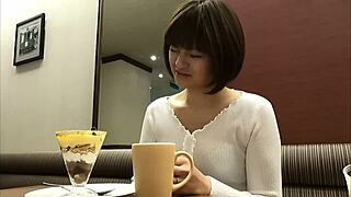 멋진 성숙한 아시아 여성이 격렬한 무수정 액션으로 타고 손가락질해.