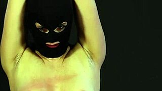 Любительница-телка кричит когда ее хлещут по голой спине в жестокой сессии