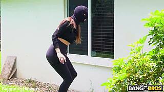 Arkadaşıyla sohbet ederken memeleri şaplatılıyor, esmer 18+ genç misyoner sikişte yüzüne boşalıyor