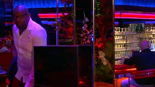 वाइफ वाइल्ड थ्रीसम एक्सप्लोर करती है