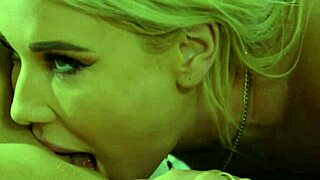 大胸女同Kayley Gunner和Savannah Bond狂舔小穴，激情按摩后高潮不断