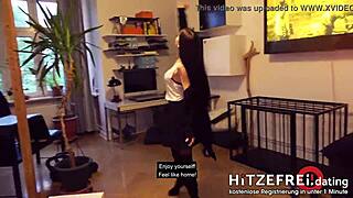 Straatneuk met Duitse brunette Lullu Gun in publiek doggystyle